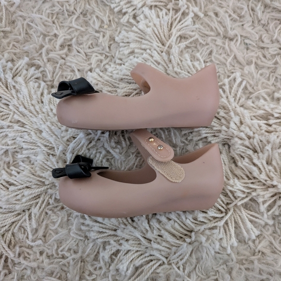 Mini Melissa Toddler Girls Bundle HELLO KITTY Sneakers + Mary Jane's Bow Size 6 - Picture 3 of 8